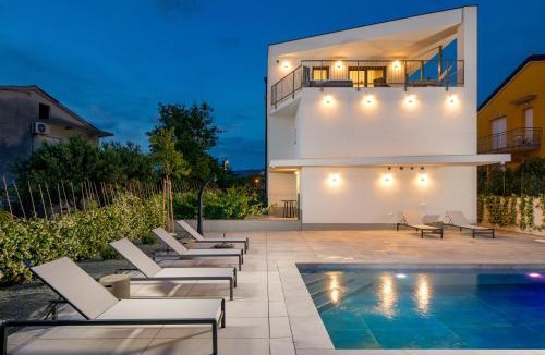 Omisalj Apartment | Apartmani Vila Mara M 4 heated pool and whirpool
