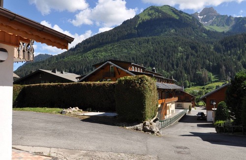 La Chapelle-d'Abondance Apartment | Apartment with Sunny Terrace in La Chapelle-d'Abondance