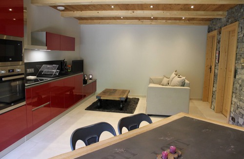 Les Villards-sur-Thones Apartment | Apartment Alice in Chalet with Mountain View and Shared Terrace