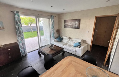 Saint-Laurent-d'Aigouze Apartment | Apartment with Garden near the sea