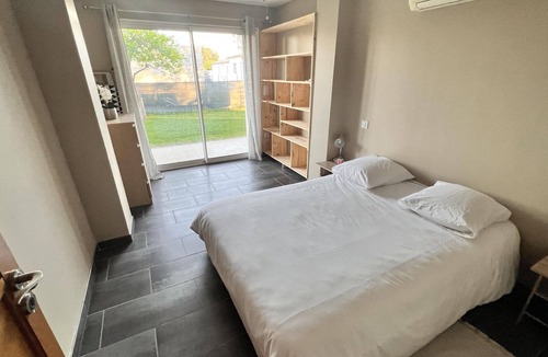 Saint-Laurent-d'Aigouze Apartment | Apartment with Garden near the sea