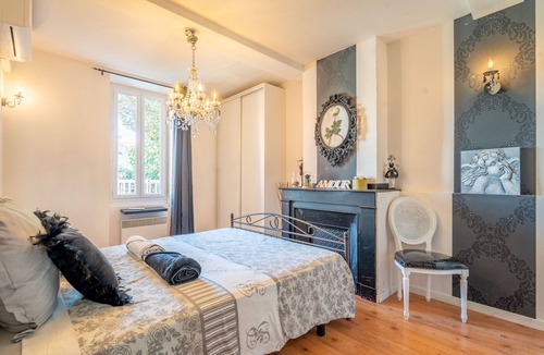 Villeneuve-les-Montreal Bed & Breakfast | Apartment 'Baroque' with Balcony, Wi-Fi and Air Conditioning - Villeneuve-lès-Montréal