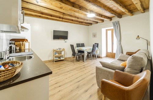 San Martin de Rubiales Apartment | Apartment 'Tierra' with Shared Garden, Balcony and Wi-Fi