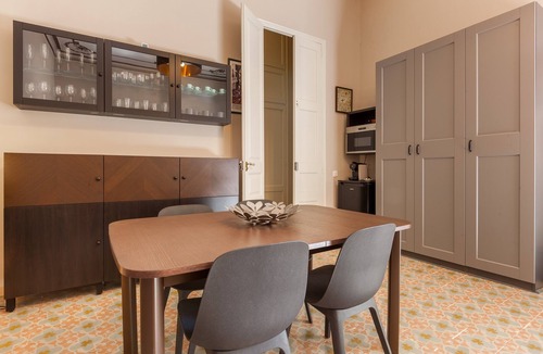 Vilafranca del Penedes Apartment | Apartment 'Apartament Ull De Llebre' with Shared Terrace, Wi-Fi and Air Conditioning