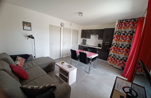 Saint-Martin-d'Ardeche Cottage | Apartment “Résidence Château Saint Martin” with Balcony, Wi-Fi, and Air Conditioning