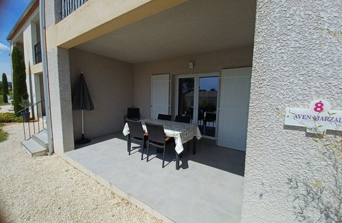 Saint-Martin-d'Ardeche Cottage | Apartment “Résidence Château Saint Martin” with Balcony, Wi-Fi, and Air Conditioning