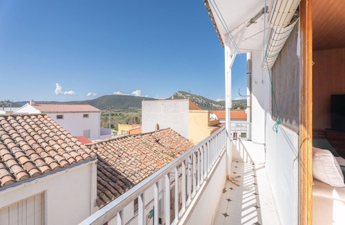 Higueruelas Apartment | Apartment 'Ático Casco Histórico Higueruelas' with Mountain View, Balcony and Wi-Fi