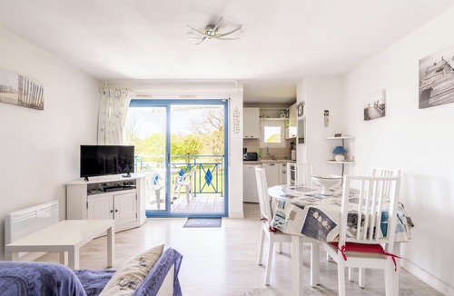 Pornic Apartment | Apartment '07 - Sainte Marie, Vue Golf' with Private Pool and Balcony
