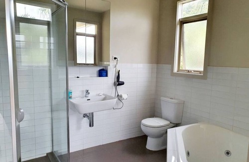 Shepparton South Apartment | Apartment 1 · Central Shepparton Spa Apartment