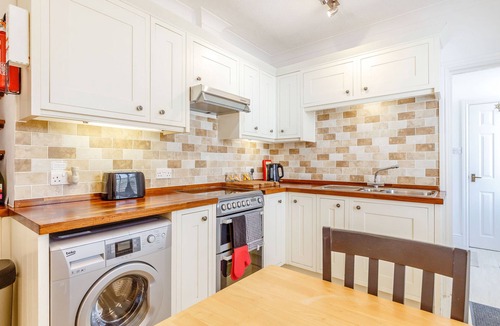 Carbis Bay Apartment | APARTMENT 1 LLEWELLAN, pet friendly, with a garden in St Ives