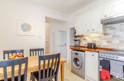 Carbis Bay Apartment | APARTMENT 1 LLEWELLAN, pet friendly, with a garden in St Ives