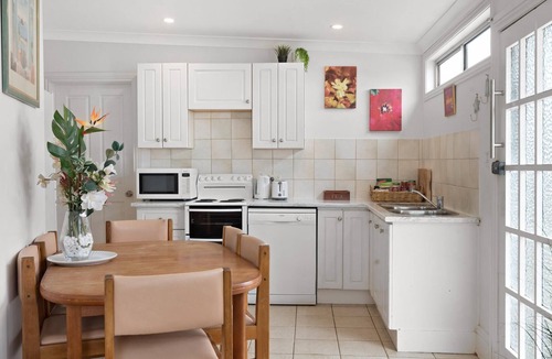 Narrabeen Apartment | Apartment 1 - The Coachhouse