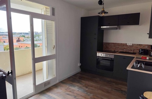 Le Polygone Apartment | Apartment '3 Bedroom Near The Palais' with Mountain View, Wi-Fi and Air Conditioning