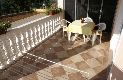 Krk Apartment | Apartment 400 m from the nearest beach - air conditioning & satellite TV