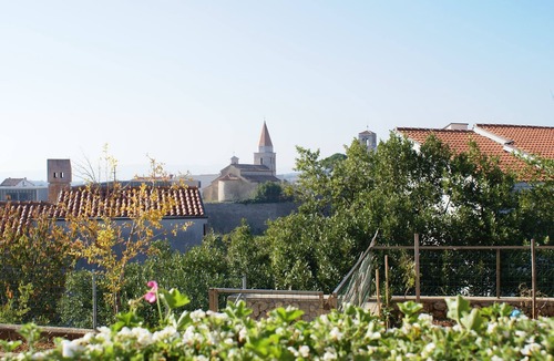 Krk Apartment | Apartment 400 m from the nearest beach - air conditioning & satellite TV