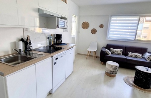 Courseulles-sur-Mer Apartment | Apartment 500m from the sea, 4 sleeps, secure parking