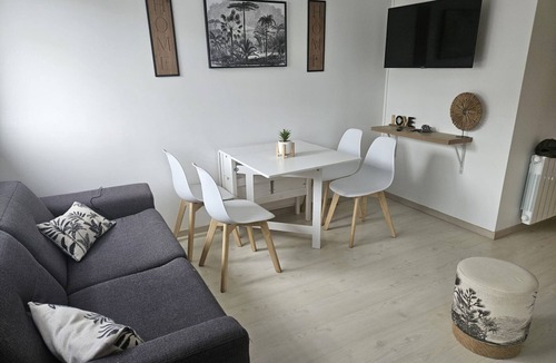 Courseulles-sur-Mer Apartment | Apartment 500m from the sea, 4 sleeps, secure parking