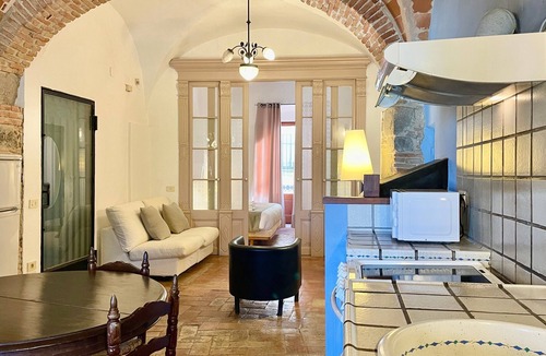 Castello d'Empuries Apartment | Apartment 'Apartaments Can Gibert - Rubina' with Private Terrace, Shared Garden and Wi-Fi
