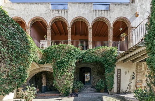 Castello d'Empuries Apartment | Apartment 'Apartaments Can Gibert - Rubina' with Private Terrace, Shared Garden and Wi-Fi
