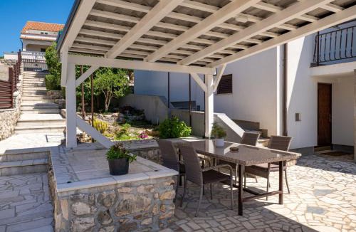 Njivice Apartment | Apartment Albaneze by Interhome