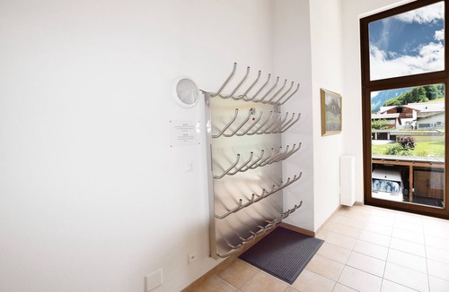 Klosters-Serneus Apartment | Apartment "Alpin 5" with Terrace & Wi-Fi