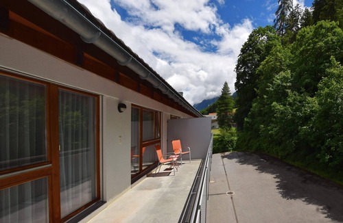 Klosters-Serneus Apartment | Apartment "Alpin 8" with Terrace & Wi-Fi