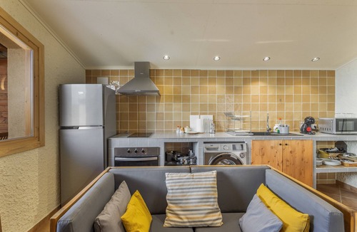 San Martin Sarroca Apartment | Apartment 'Amb Piscina Alta' with Private Pool, Wi-Fi, and Air Conditioning