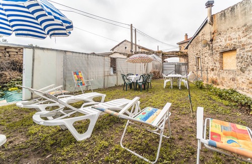 Nestar House | Apartment 'Amontes Rural' with Private Pool, Private Terrace and Wi-Fi
