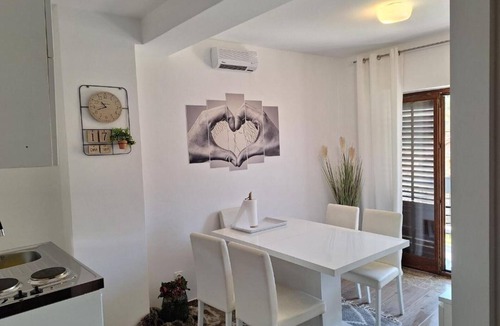 Vrlika Apartment | Apartment and Room Mare Vrlika - Two Bedroom Apartment with Balcony