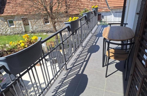 Vrlika Apartment | Apartment and Room Mare Vrlika - Two Bedroom Apartment with Balcony