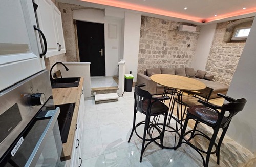Kastel Novi Apartment | Apartment Antonio, on the Seafront With Garden