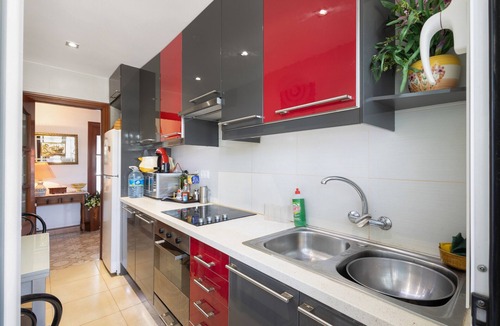 Malgrat de Mar Apartment | Apartment 'Apartamento Primera Línea De Mar' with Sea View, Shared Pool and Wi-Fi