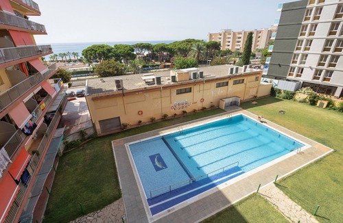 Malgrat de Mar Apartment | Apartment 'Apartamento Primera Línea De Mar' with Sea View, Shared Pool and Wi-Fi