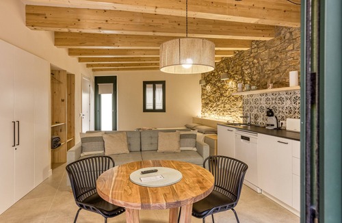 Peratallada Apartment | Apartment 'Apartament Empordà' with Private Terrace, Wi-Fi and Air Conditioning