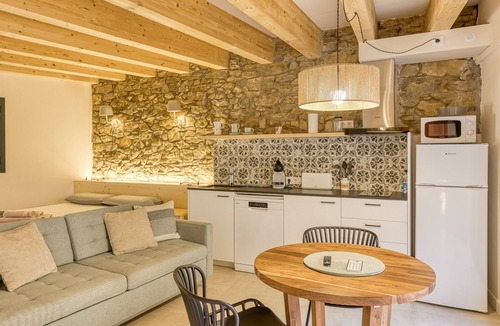 Peratallada Apartment | Apartment 'Apartament Empordà' with Private Terrace, Wi-Fi and Air Conditioning