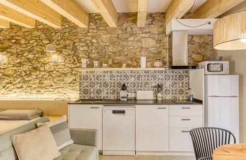 Peratallada Apartment | Apartment 'Apartament Empordà' with Private Terrace, Wi-Fi and Air Conditioning
