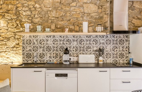 Peratallada Apartment | Apartment 'Apartament Empordà' with Private Terrace, Wi-Fi and Air Conditioning