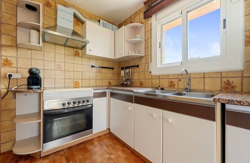 Segur de Calafell Apartment | Apartment 'Apartamento Segur Calafell' with Sea View, Shared Pool and Wi-Fi