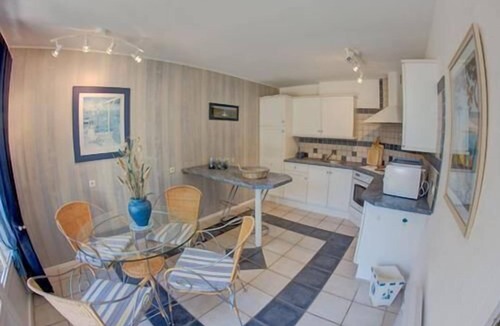 La Turballe Apartment | Apartment-Apartment-Ensuite with Shower-Chambre Bleue