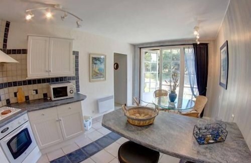 La Turballe Apartment | Apartment-Apartment-Ensuite with Shower-Chambre Bleue