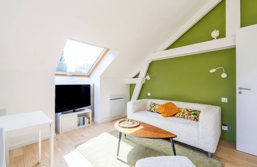 Suce-sur-Erdre Apartment | Apartment 'Appartement Le Pic Vert' with Shared Pool, Shared Terrace and Wi-Fi
