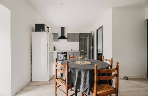 Saint-Carne Apartment | Apartment 'Appartement T2 Rénové La Suite' with Wi-Fi