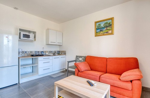 Poussan Apartment | Apartment 'Appartement 4 Personnes' with Shared Garden and Balcony