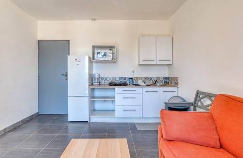 Poussan Apartment | Apartment 'Appartement 4 Personnes' with Shared Garden and Balcony