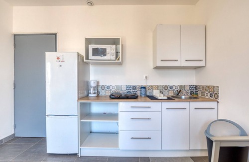 Poussan Apartment | Apartment 'Appartement 4 Personnes' with Shared Garden and Balcony