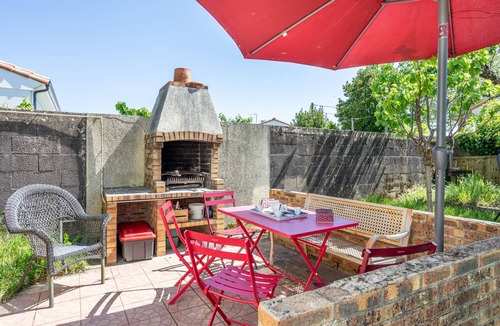 Challans Apartment | Apartment 'Appartement Entre Mer Et Marais' with Shared Terrace, Wi-Fi and Air Conditioning