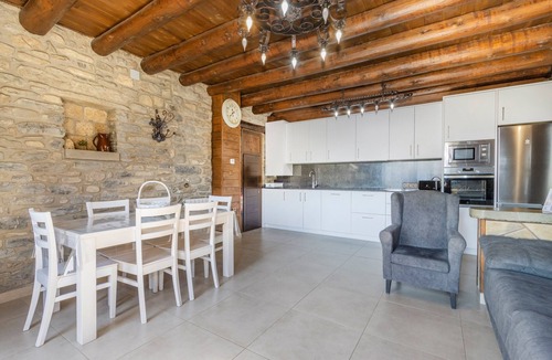 Borrastre House | Apartment 'Bachella' with Mountain View, Private Terrace and Wi-Fi