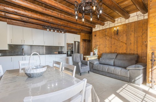 Borrastre House | Apartment 'Bachella' with Mountain View, Private Terrace and Wi-Fi
