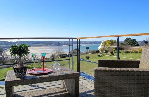 Saint-Michel-en-Greve Apartment | Apartment Belle vue sur mer by Interhome
