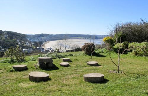 Saint-Michel-en-Greve Apartment | Apartment Belle vue sur mer by Interhome